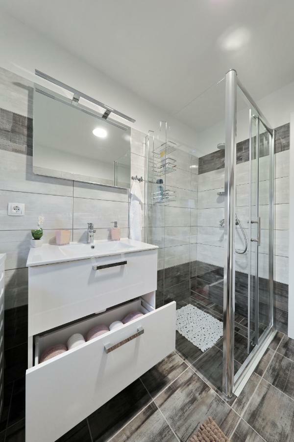 Holiday Home Hrast Debeljak Екстериор снимка