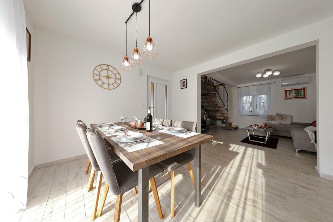 Holiday Home Hrast Debeljak Екстериор снимка