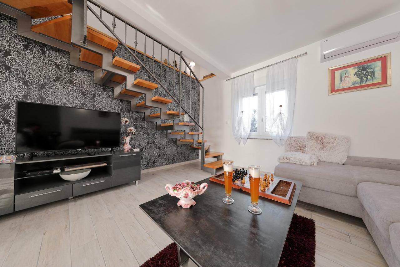 Holiday Home Hrast Debeljak Екстериор снимка