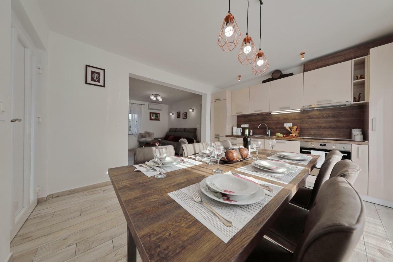 Holiday Home Hrast Debeljak Екстериор снимка
