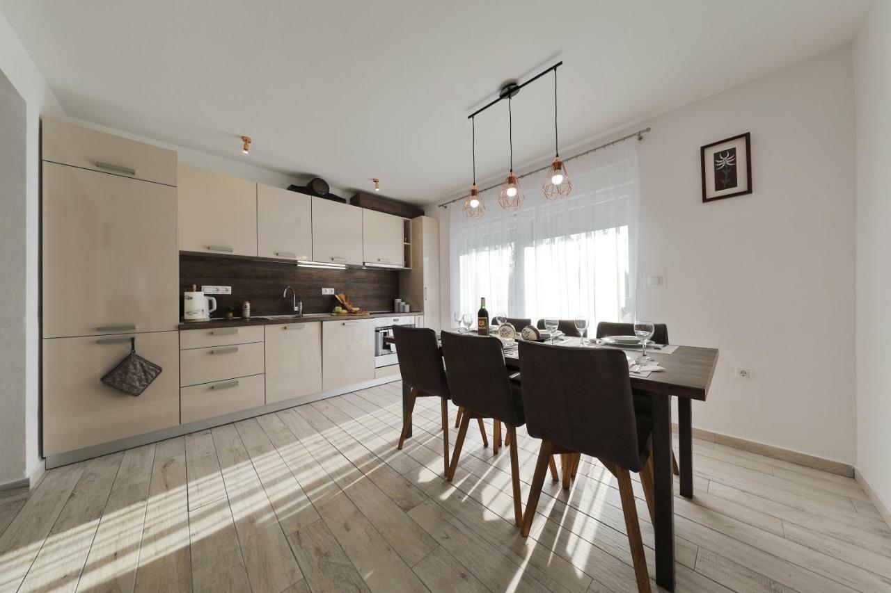 Holiday Home Hrast Debeljak Екстериор снимка