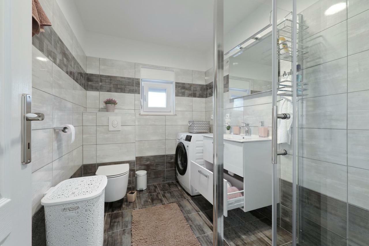 Holiday Home Hrast Debeljak Екстериор снимка