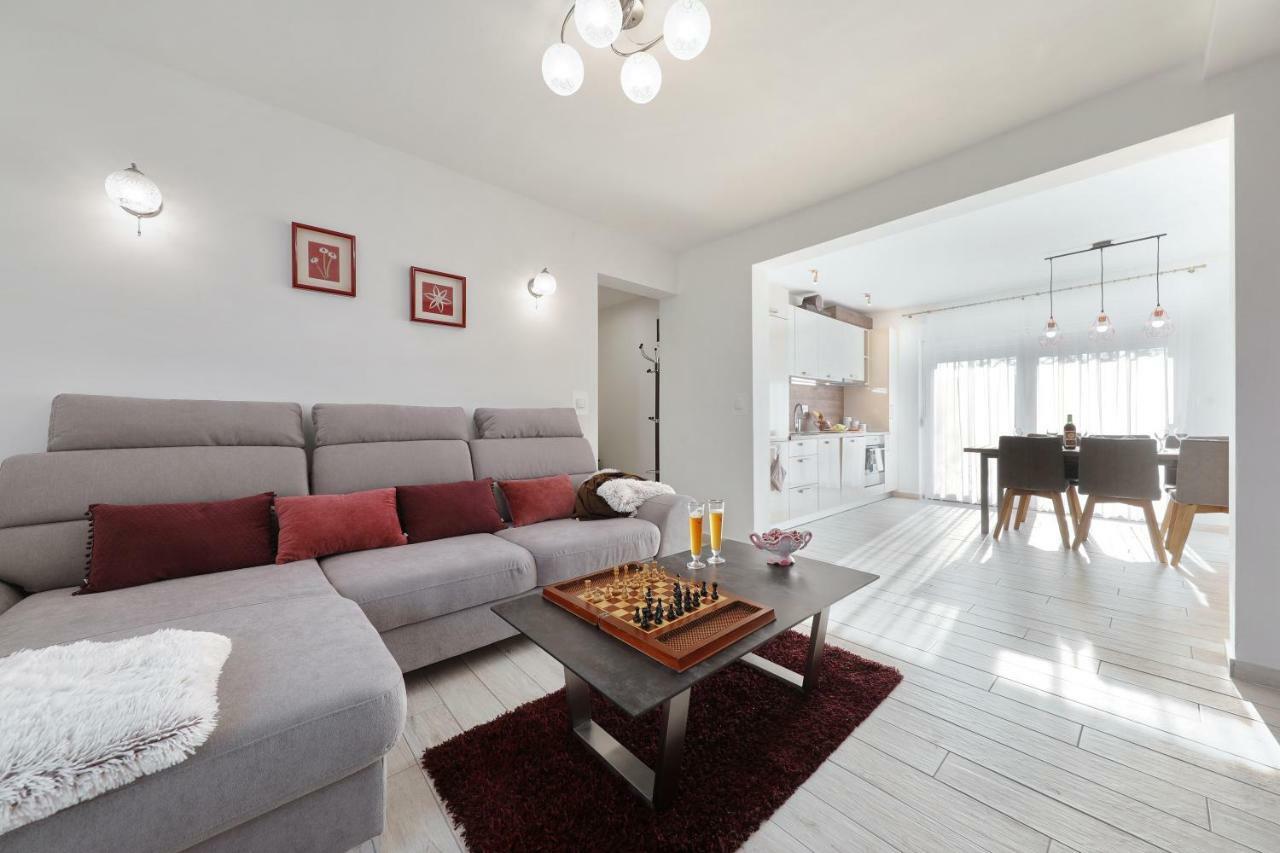 Holiday Home Hrast Debeljak Екстериор снимка