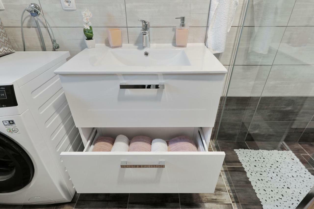 Holiday Home Hrast Debeljak Екстериор снимка