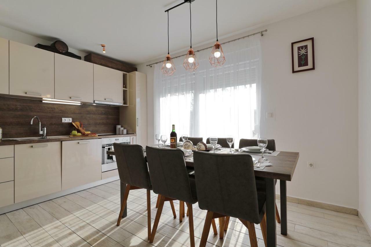 Holiday Home Hrast Debeljak Екстериор снимка
