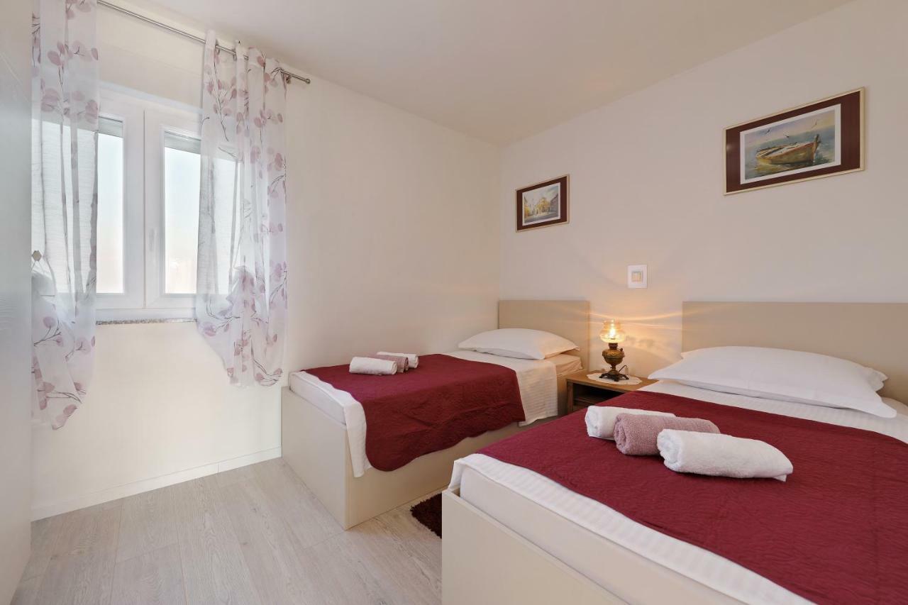 Holiday Home Hrast Debeljak Екстериор снимка
