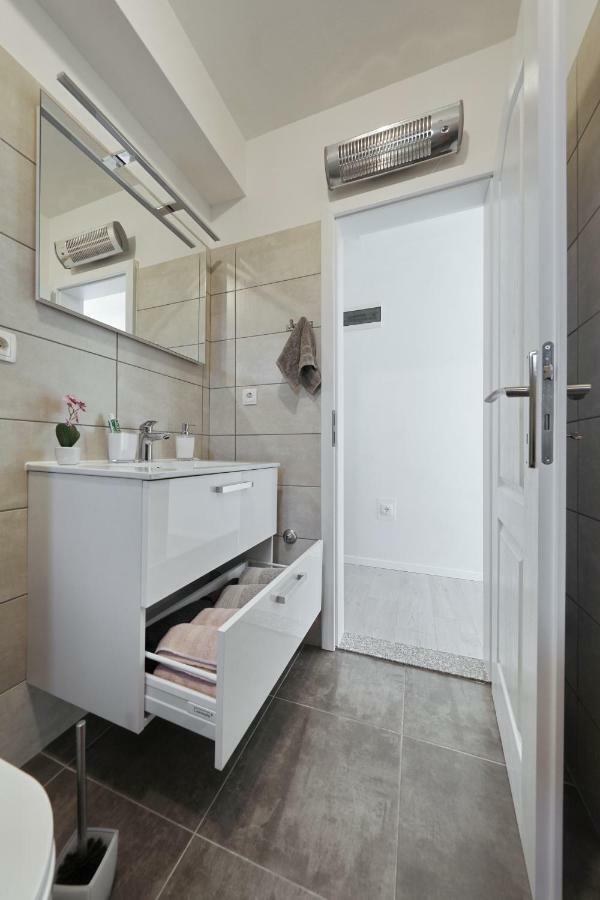 Holiday Home Hrast Debeljak Екстериор снимка