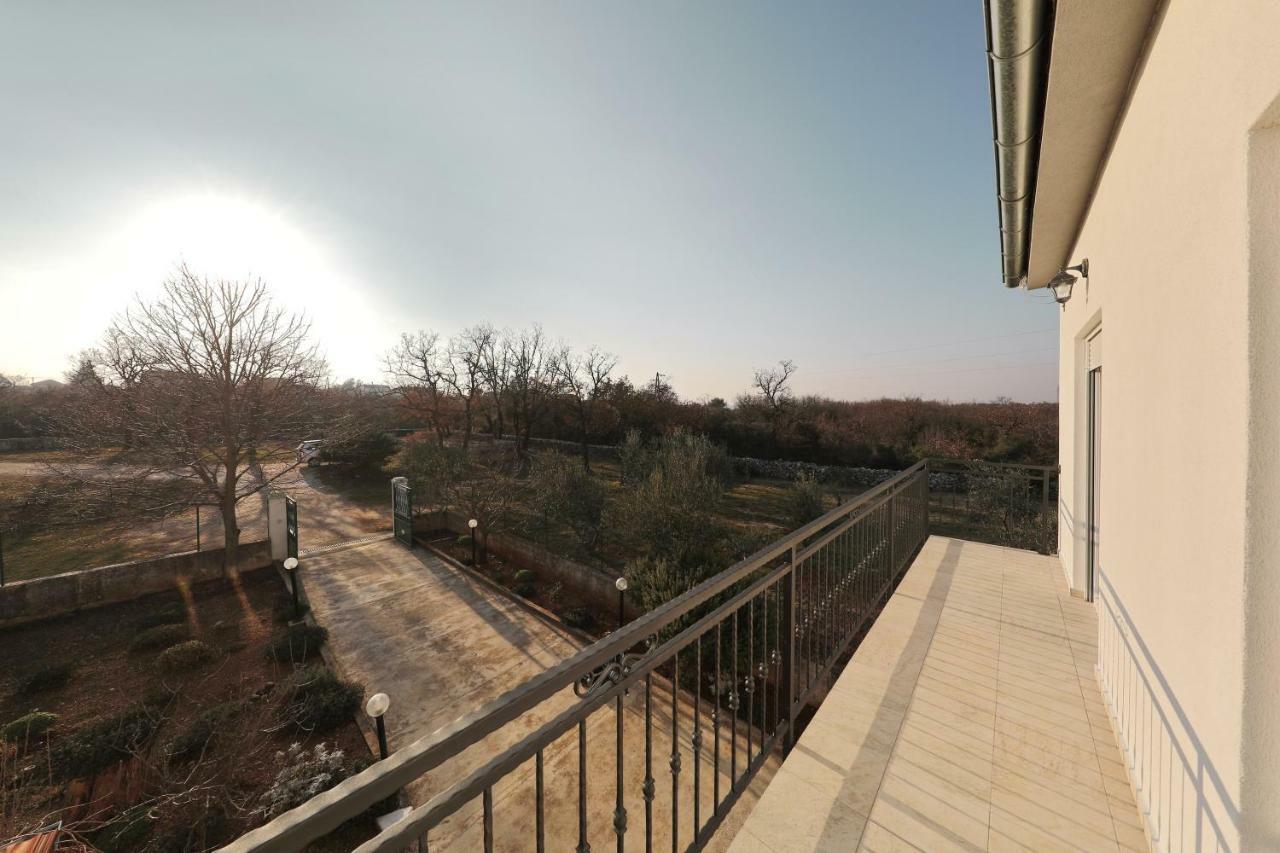 Holiday Home Hrast Debeljak Екстериор снимка