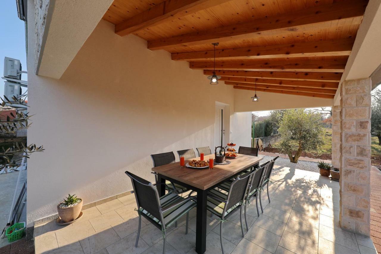 Holiday Home Hrast Debeljak Екстериор снимка
